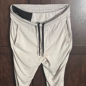 Lululemon Athletica Men's Light Gray Joggers